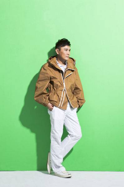 歌手张信哲帅气写真 男性成熟魅力散发