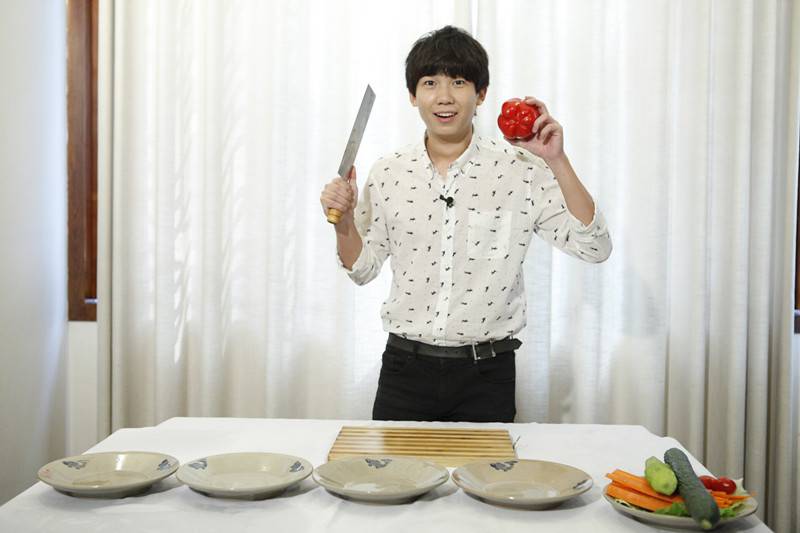 白举纲最爱火锅 搞怪俏皮写真