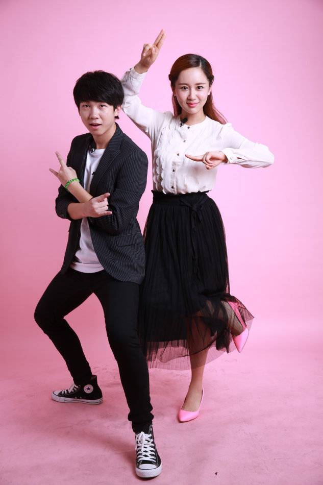 白举纲杨紫俏皮情侣写真 携手登陆《花样年华2》