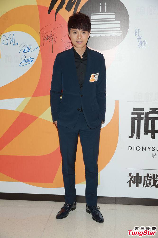 张敬轩出席活动与众演员亲密互动