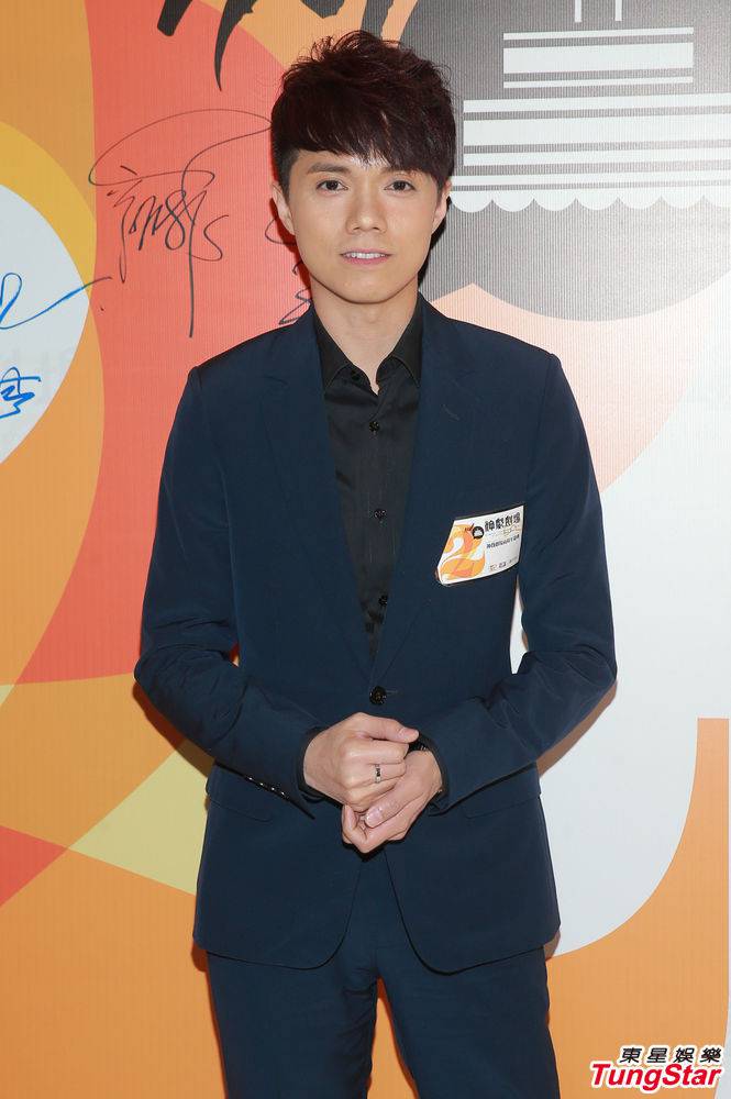 张敬轩出席活动与众演员亲密互动