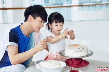 型男张敬轩与小孩亲密活动 爱心满满暖人心