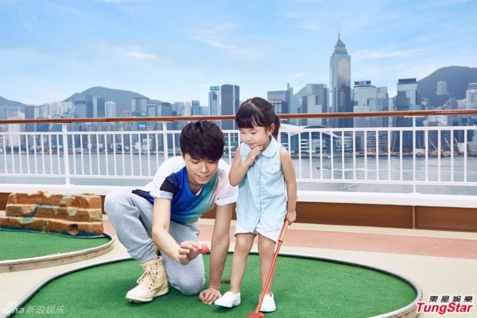 型男张敬轩与小孩亲密活动 爱心满满暖人心