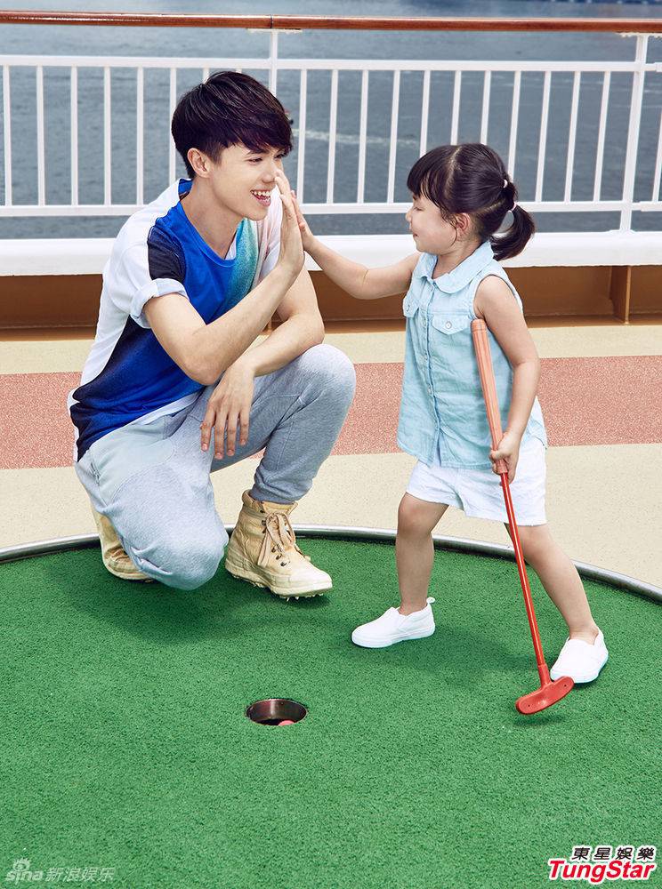 型男张敬轩与小孩亲密活动 爱心满满暖人心