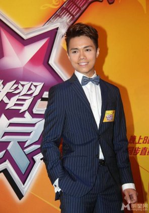 张敬轩活动现场照 干练西服清爽笔挺