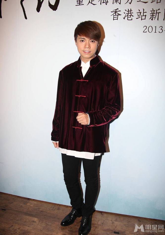 张敬轩活动现场照 干练西服清爽笔挺