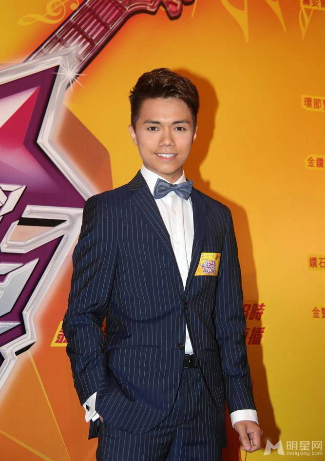 张敬轩活动现场照 干练西服清爽笔挺