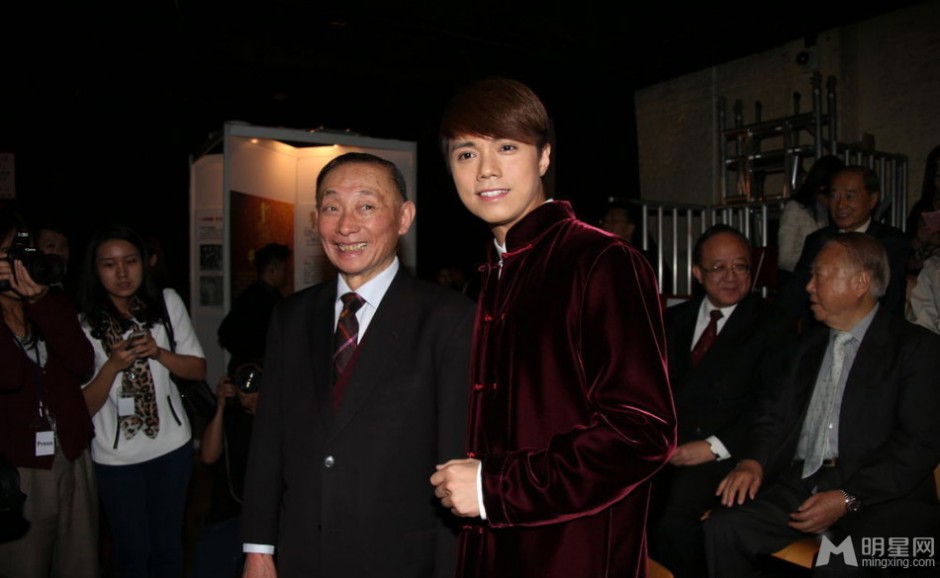 张敬轩活动现场照 干练西服清爽笔挺