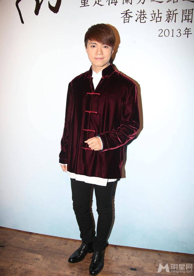 张敬轩活动现场照 干练西服清爽笔挺