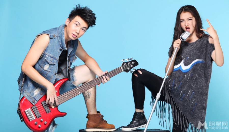 白举纲关晓彤展现青春动感活力写真