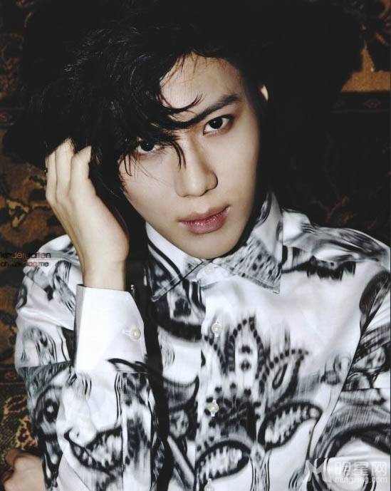 韩国人气偶像李泰民杂志写真 帅气邪魅迷倒众人