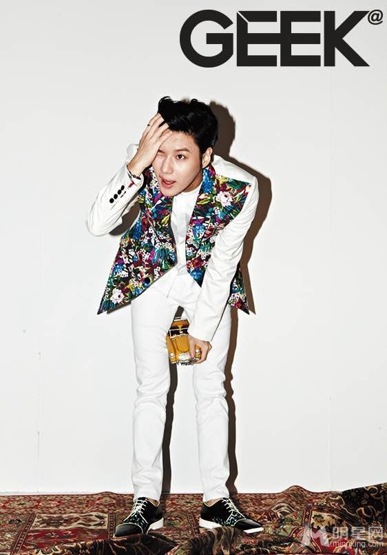 韩国人气偶像李泰民杂志写真 帅气邪魅迷倒众人