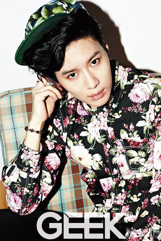 韩国人气偶像李泰民杂志写真 帅气邪魅迷倒众人