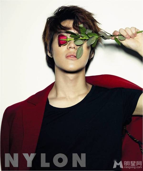 韩国型男偶像李泰民 花样个性杂志写真封面