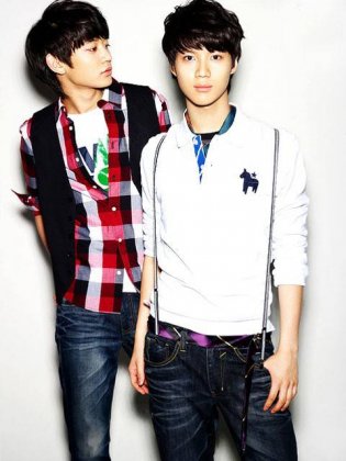 韩国人气男星李泰民帅气写真 百变造型迷人