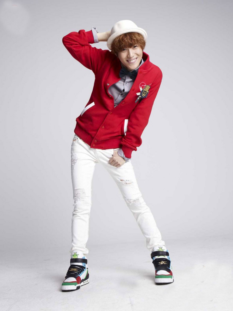 韩国人气男星李泰民帅气写真 百变造型迷人