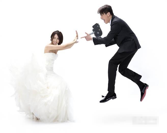 陶喆与娇妻精美婚纱照 恩爱亲密羡煞旁人