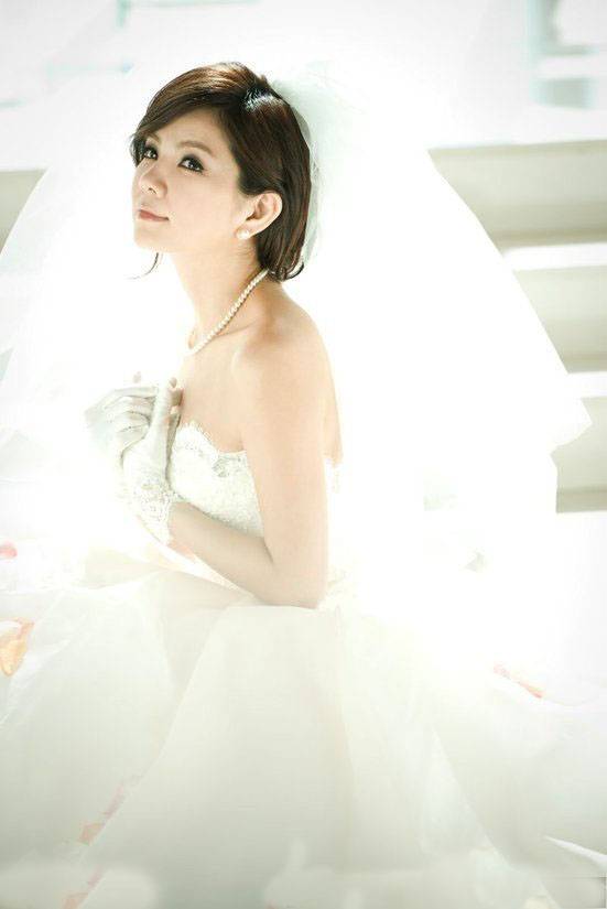 Ella与丈夫赖斯翔甜蜜幸福时尚婚纱照