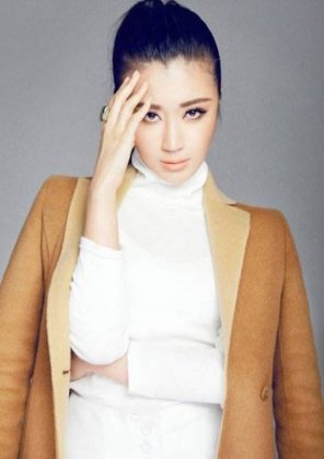 影视女演员高源化身职场优雅白领