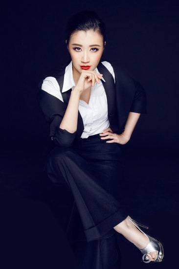 影视女演员高源化身职场优雅白领