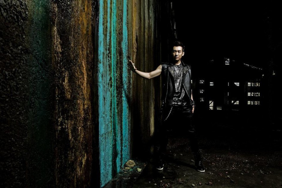 内地男明星尽显摇滚霸气宣传写真