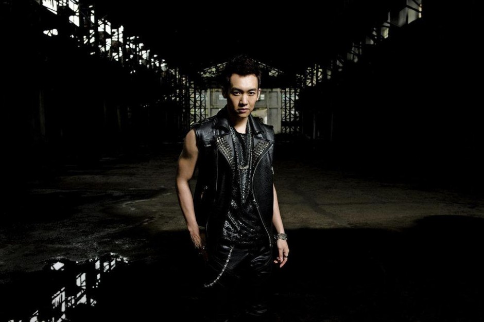 内地男明星尽显摇滚霸气宣传写真