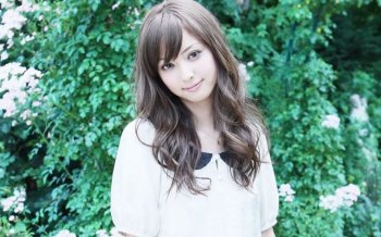 佐佐木希散发清纯气质户外写真