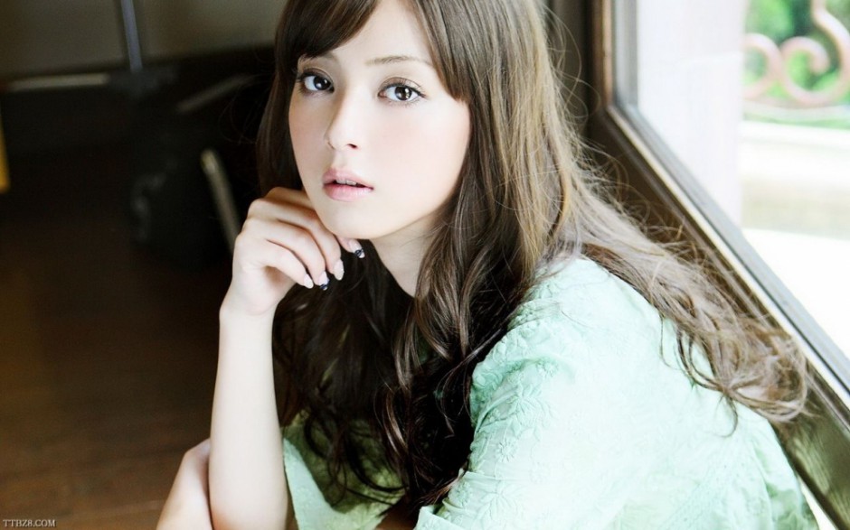 佐佐木希散发清纯气质户外写真