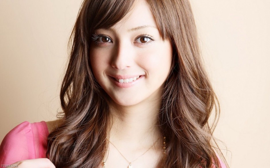 佐佐木希散发清纯气质户外写真