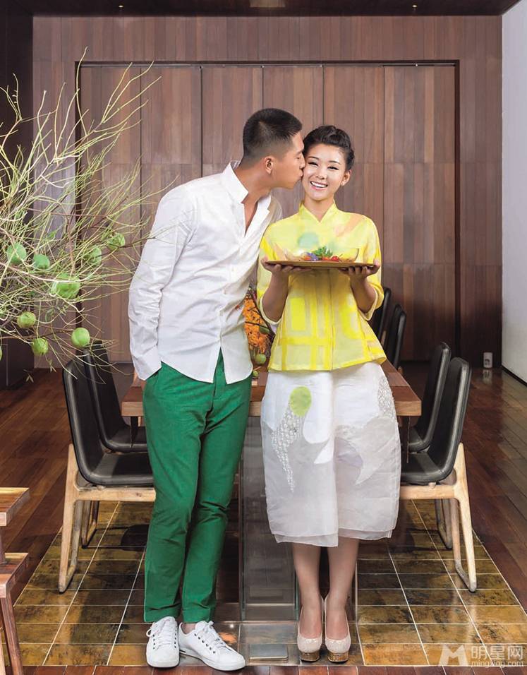 正能量夫妻李小萌王雷温馨幸福家居写真