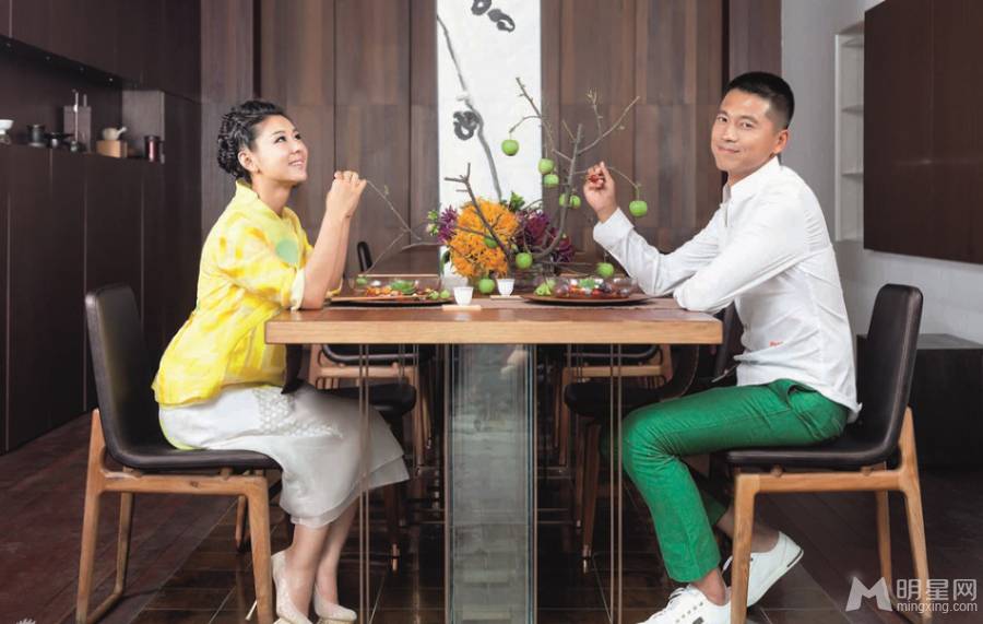 正能量夫妻李小萌王雷温馨幸福家居写真