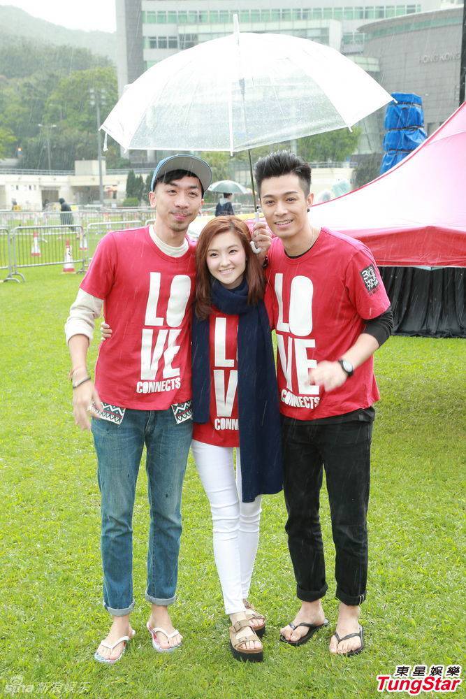 香港歌手周柏豪出席公益活动 一袭红衫爱心满满