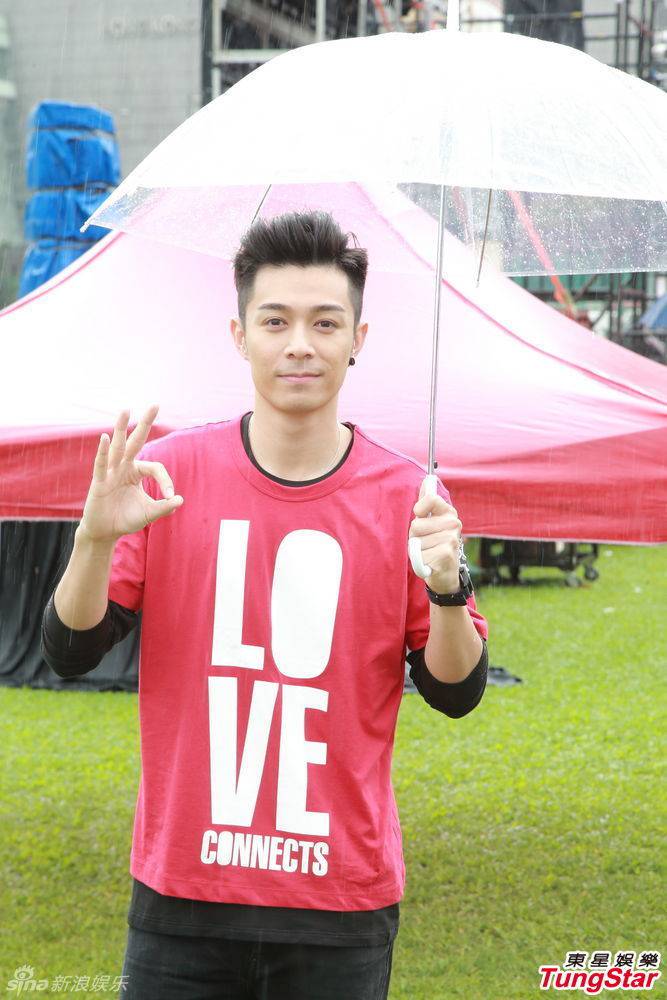 香港歌手周柏豪出席公益活动 一袭红衫爱心满满