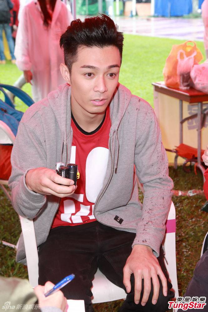 香港歌手周柏豪出席公益活动 一袭红衫爱心满满