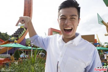 周柏豪迪斯尼宣传照 搞怪可爱调皮