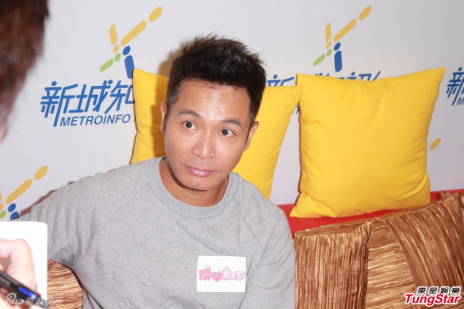 郭晋安访谈节目 灰色线衫优雅魅力迷人