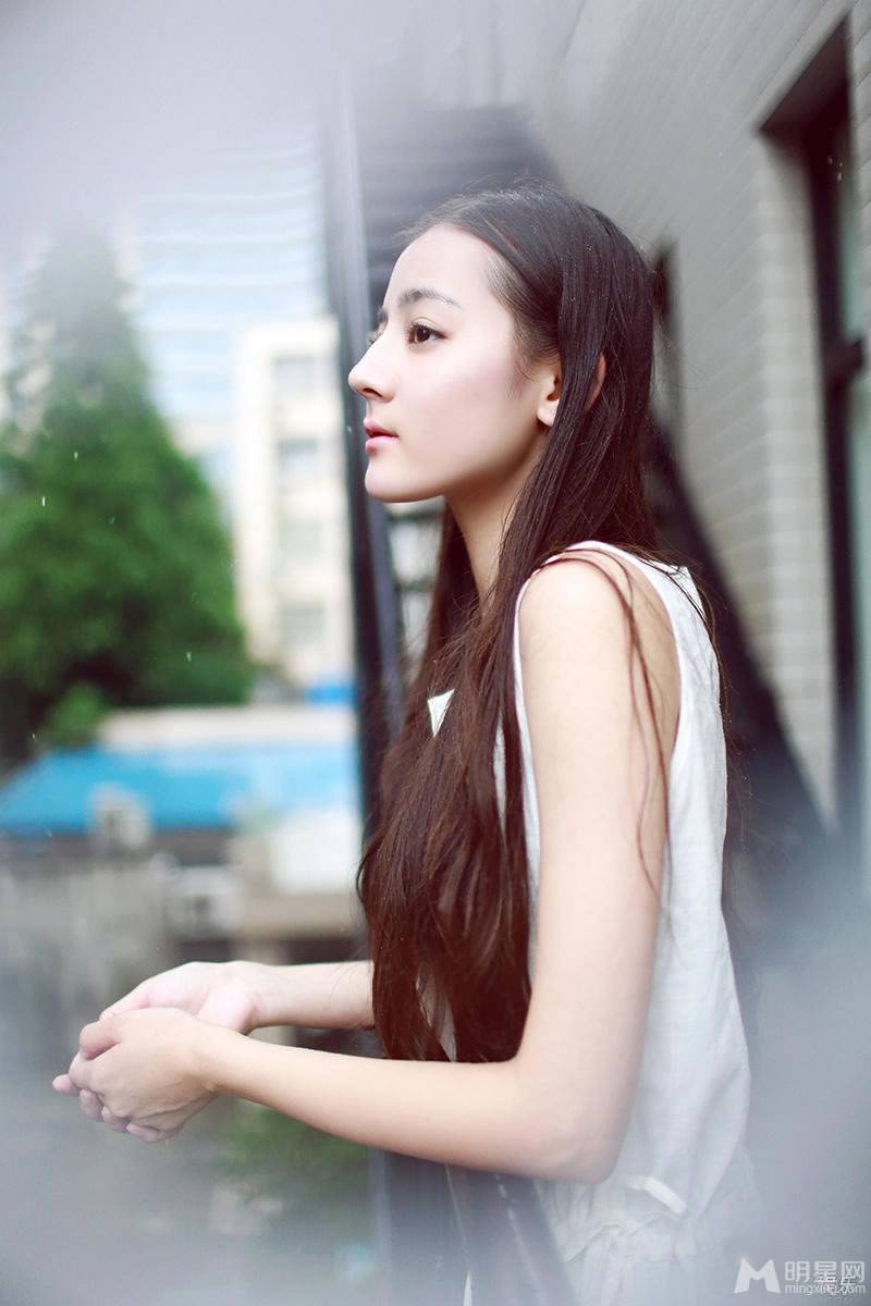 迪丽热巴校园写真 青春唯美可人