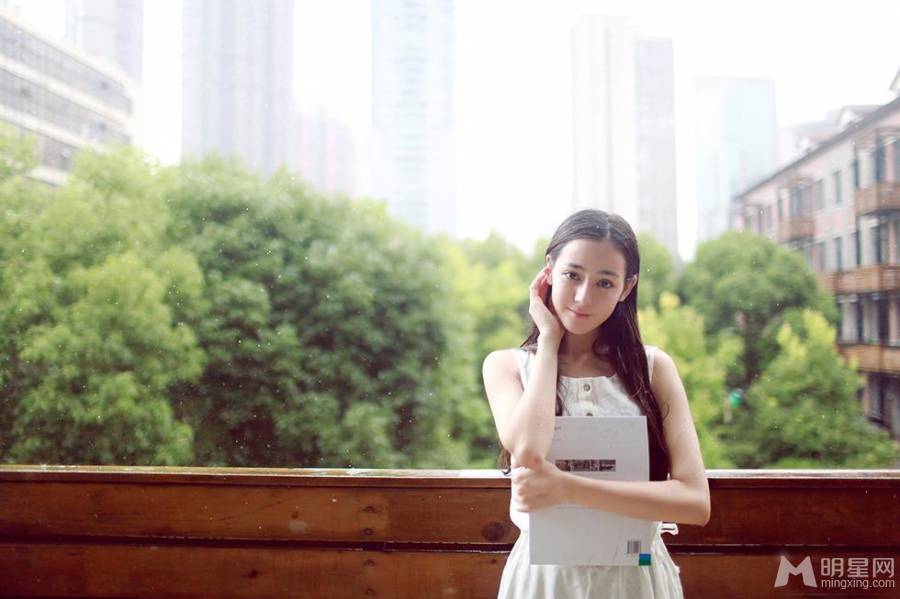 迪丽热巴校园写真 青春唯美可人