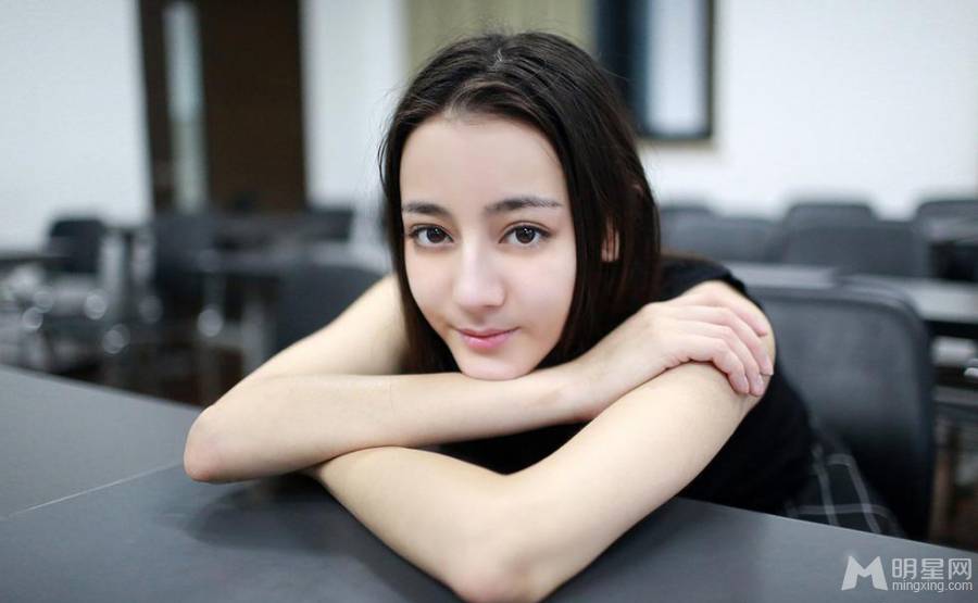 迪丽热巴校园写真 青春唯美可人