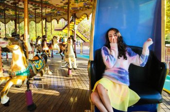 新晋女星迪丽热巴游乐场调皮可爱写真