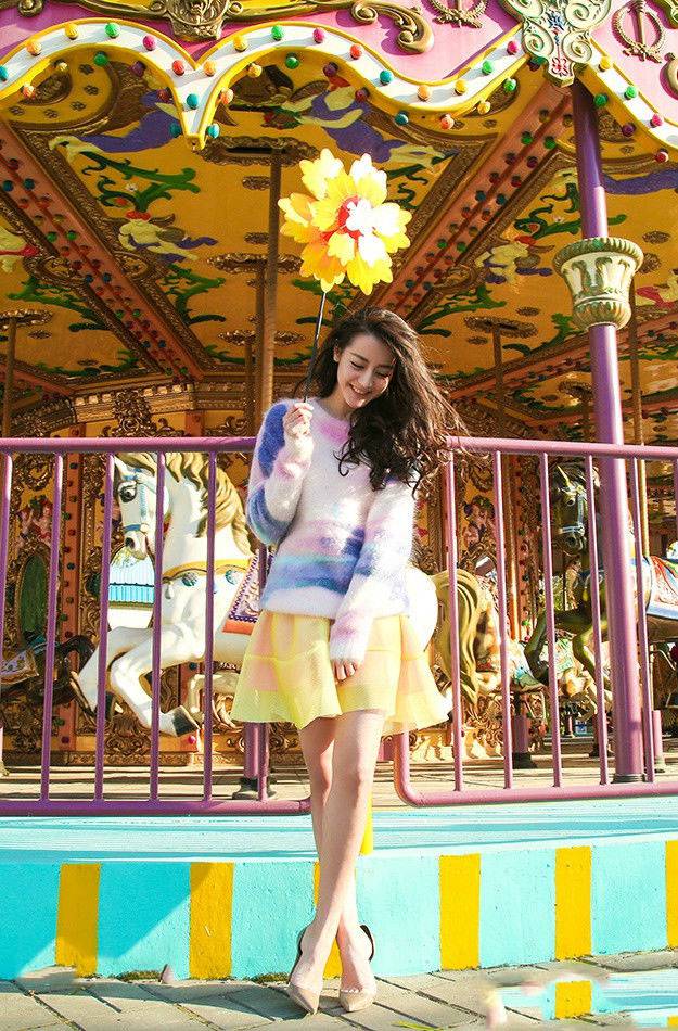 新晋女星迪丽热巴游乐场调皮可爱写真