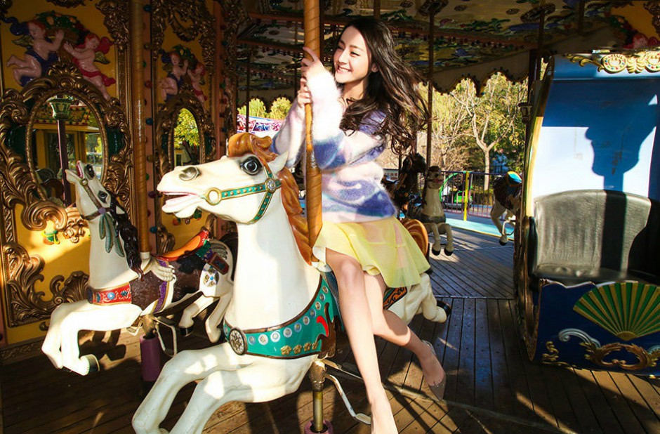 新晋女星迪丽热巴游乐场调皮可爱写真