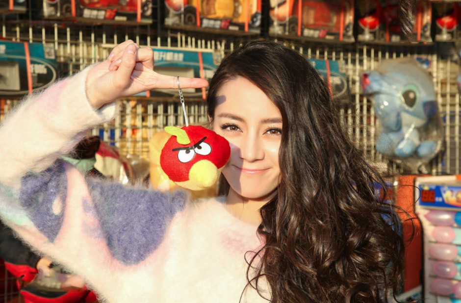 新晋女星迪丽热巴游乐场调皮可爱写真