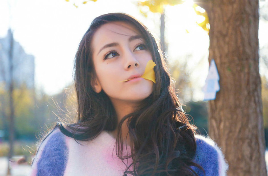 新晋女星迪丽热巴游乐场调皮可爱写真