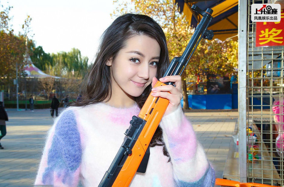 新晋女星迪丽热巴游乐场调皮可爱写真