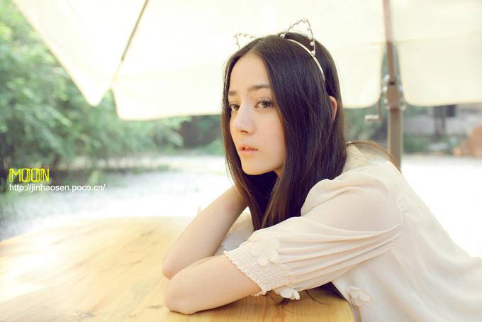 新生代女星迪丽热巴清纯写真 甜美笑容暖化人心