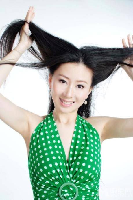 认真的汤加丽人体模特为大家奉献完美的性感身材造型火辣有味