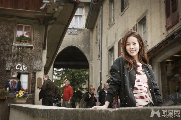 韩国清纯女星韩志旼甜美户外照