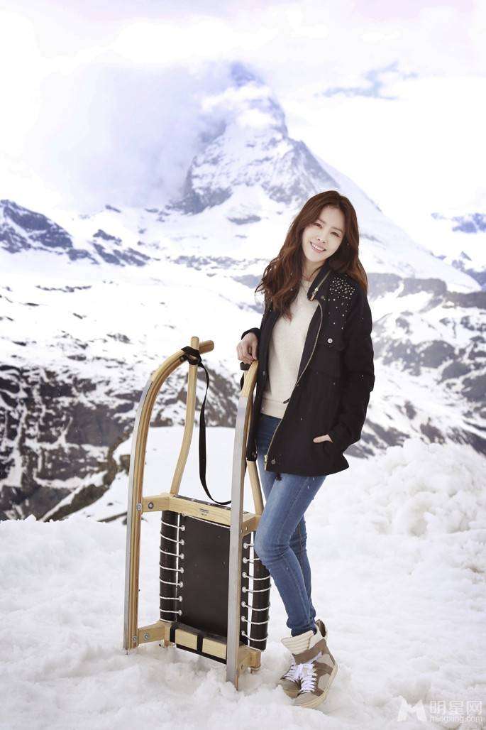 韩国清纯女星韩志旼甜美户外照