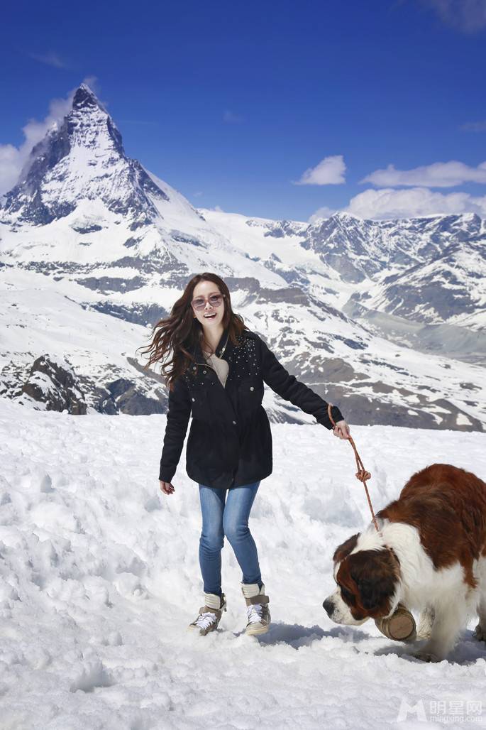 韩国清纯女星韩志旼甜美户外照